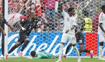 Cyle Larin inicia su celebración tras marcar el primer gol de Canadá.