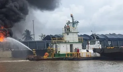Guardacostas de la Armada Nacional atendiendo la emergencia. 