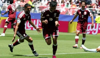 Boualem Khoukhi tras marcar, de cabeza, el gol del empate de Catar ante Suiza.