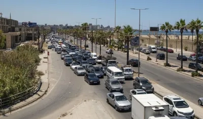 Centenares de vehículos colapsan este viernes la carretera que une la ciudad meridional de Sidón con Beirut.