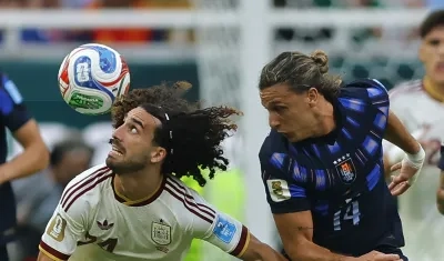 Marc Cucurella disputa el balón con el uruguayo Agustín Canobbio.