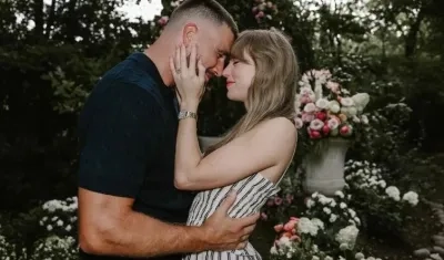 Taylor Swift y el jugador de fútbol americano Travis Kelce cuando anunciaron su compromiso. 