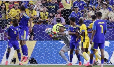 Una de las atajadas de Ely Room en el partido contra Ecuador.