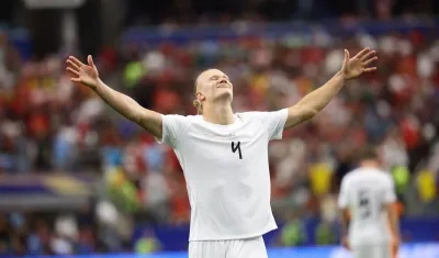 Erling Haaland celebra tras marcar el gol que le dio el pase a octavos de final a Noruega.