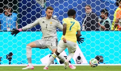 Vinicius elude al portero escocés Angus Gunn antes de marcar el primer gol de Brasil.
