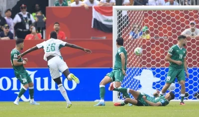 Pape Gueye marca su primer gol contra Irak. 