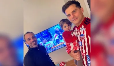 Junior Ischia con su hija Trinidad y su primo Leo, en pleno festejo del título del equipo tiburón.