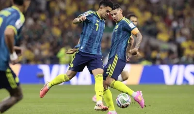 James Rodríguez y Luis Díaz durante el partido contra Uzbekistán.