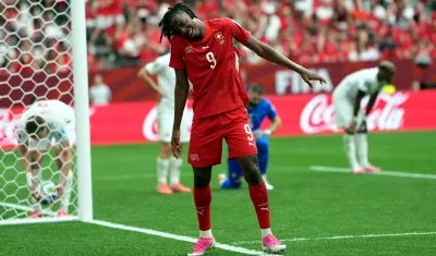 Johan Manzambi celebra tras marcar el segundo gol de Suiza. 