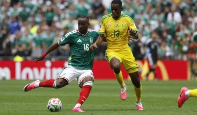 Julián Quiñones en un duelo con el sudafricano Sphephelo Sithole.