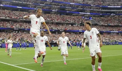 Harry Kane celebra tras marcar, de penalti, el primer gol de Inglaterra.