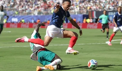 Kylian Mbappé en una acción en la que reclamó pena máxima.