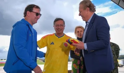 Néstor Lorenzo con el presidente Gustavo Petro y el dirigente Ramón Jesurun.