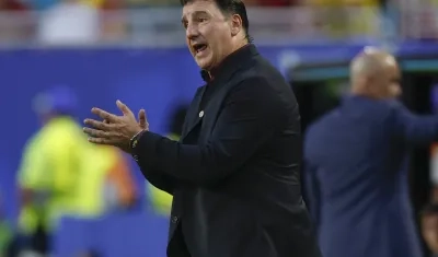 Néstor Lorenzo, técnico de Colombia, alienta a sus jugadores durante el partido contra Portugal.