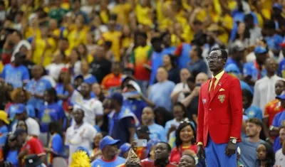 El aficionado Michel Nkuka Mboladinga disfrazado de 'Lumumba Vea', durante el partido contra Colombia.