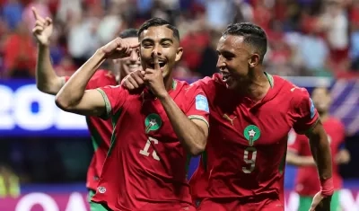 Gessime Yassine (izquierda) y Soufiane Rahimi celebran el cuarto gol de Marruecos.