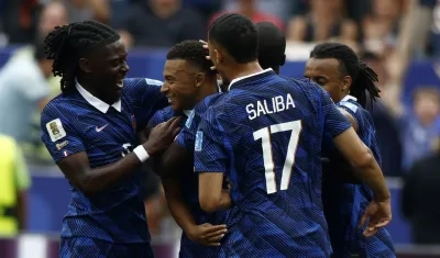 Kylian Mbappé celebra con sus compañeros tras marcar gol ante Irak.