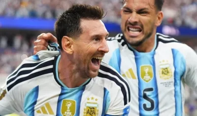 Lionel Messi celebra su segundo gol ante Austria con Leandro Paredes. 