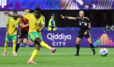 Teboho Mokoena cobra la pena máxima que significó el empate sudafricano.