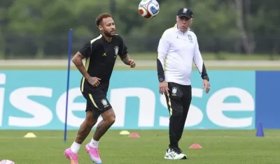 Neymar con el técnico Carlo Ancelotti en un entrenamiento de Brasil.