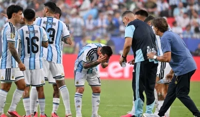 Jugadores de Argentina durante una pausa de hidratación, una de las novedades en el Mundial. 