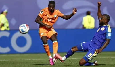 Nicolas Pépé remata a la portería de Curazao para marcar el segundo gol de Costa de Marfil. 