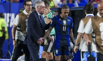 Carlo Ancelotti consuela a Raphinha tras salir de la cancha ante Haití.