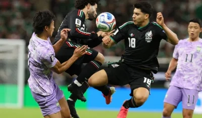 Obed Vargas disputa el balón con Cho Gue-sung. 