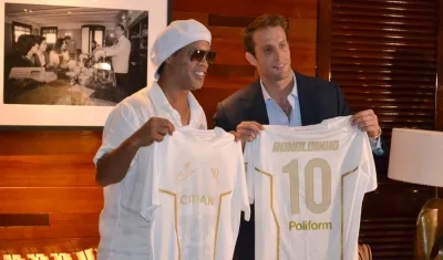 Ronaldinho y el presidente del Ravenna FC, Ignazio Cipriani.