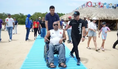 Alcalde Alejandro Char con turistas en la playa de Puerto Mocho.