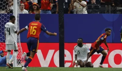 Lamine Yamal celebra tras marcar el primer gol de España. 