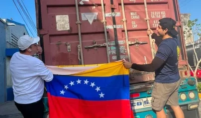 Fernando Fiorillo, director de la Unidad de Gestión del Riesgo en el Distrito, cerrando el contenedor de las ayudas para los damnificados de Venezuela.
