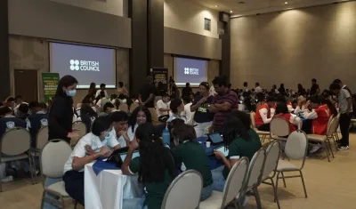 Los jóvenes enfrentaron diferentes desafíos académicos mediante el uso de tabletas y herramientas digitales.
