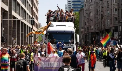 Varias personas participando en la fiesta del Día del Orgullo LGTBI.