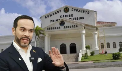 Abelardo De La Espriella y de fondo el Batallón Paraíso.