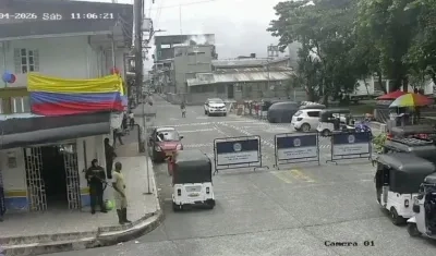 Momento del ataque con drones en la estación de Policía. 