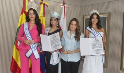 Lorangelly Monsalvo e Isabella Niño Morales, junto a la Secretaria de Cultura Verónica Cantillo y Andrea Romero, Miss Mundo Colombia 2025