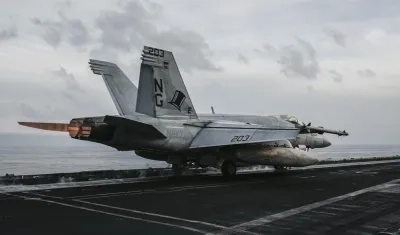vión de combate en el USS Abraham Lincoln durante una de las operaciones aéreas contra objetivos militares en Irán 