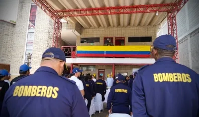 Bomberos recibiendo equipos y kits del Ministerio del Interior.