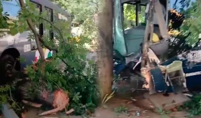 La parte frontal del bus quedó averiada tras el impacto. 