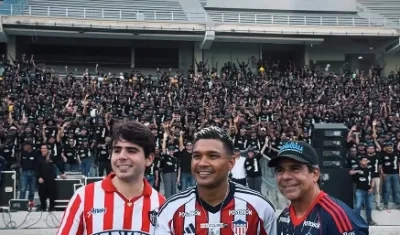 (Izq. a Der.) Alejandro Jr. Char; Teófilo Gutiérrez; Alejandro Char, alcalde de Barranquilla. 