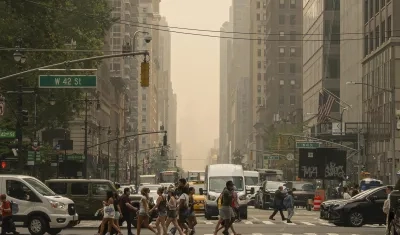 Densa capa de humo en la ciudad de Nueva York. 