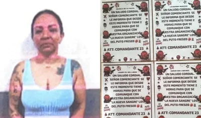 Karina Barajas Ariza, alias ‘La Chiqui’ y los panfletos que le encontraron. 
