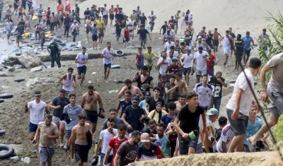 Miles de migrantes acceden al territorio español desde Marruecos a Ceuta.