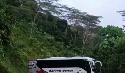 Bus bloqueando vía en el Chocó.