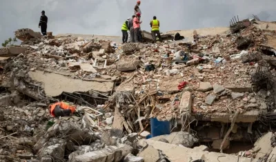 Voluntarios y rescatistas trabajan en un edificio derrumbado por el doble terremoto en Catia La Mar, en Venezuela. 