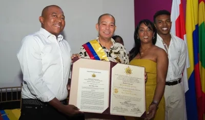 Juan Carlos Ospino, director de Carnaval de Barranquilla recibió el reconocimiento por parte del congresista Gersel Pérez. 