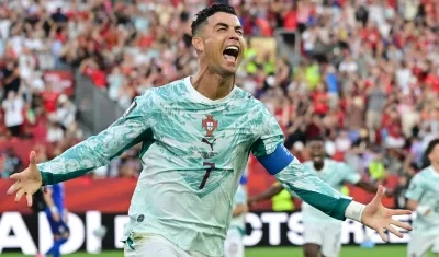 Cristiano Ronaldo, de Portugal, celebra tras marcar el primer gol