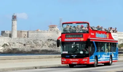 Bus turístico recorre el Malecón de La Habana. 