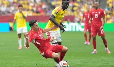 Davinson Sánchez  en una jugada del partido.